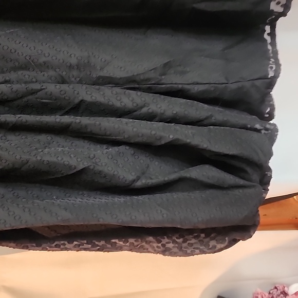 (9985) NWT CeCe cold shoulder top - Picture 4 of 9